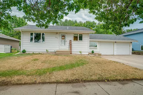1908 8th Ave SE, Mandan, ND 58554 photo 1