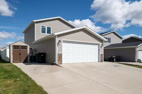1054 Madison Ln, Bismarck, ND 58503 photo 1