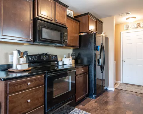 1054 Madison Ln, Bismarck, ND 58503 photo 2