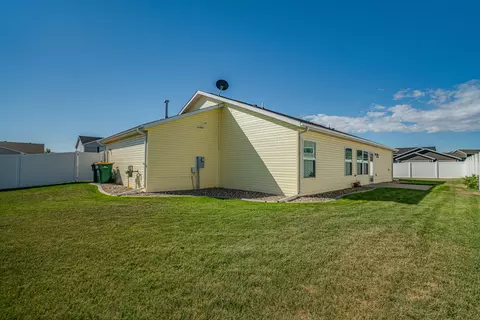 914 Calvert Dr, Bismarck, ND 58503 photo 5
