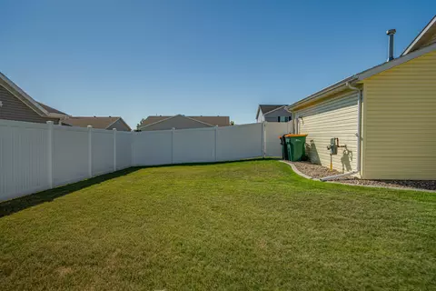 914 Calvert Dr, Bismarck, ND 58503 photo 6