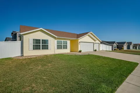914 Calvert Dr, Bismarck, ND 58503 photo 3