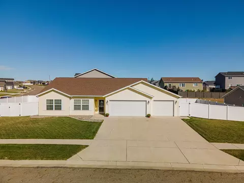 914 Calvert Dr, Bismarck, ND 58503 photo 2