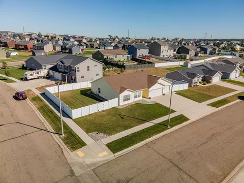 914 Calvert Dr, Bismarck, ND 58503 photo 34