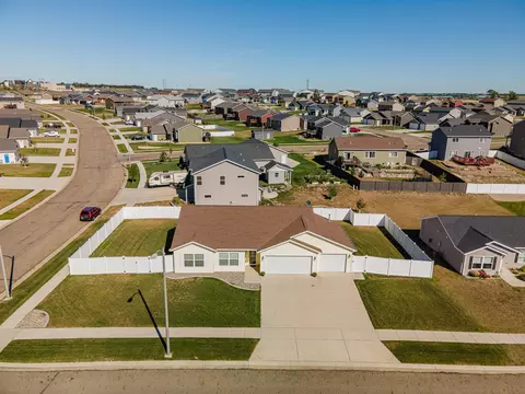 914 Calvert Dr, Bismarck, ND 58503 photo 32