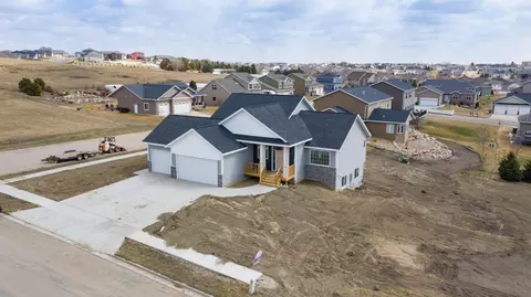 4627 Marsh Hawk Dr, Bismarck, ND 58503 photo 2
