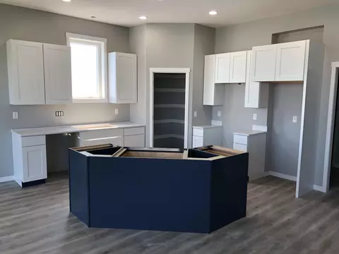 515 Flint Dr, Bismarck, ND 58503 photo 2