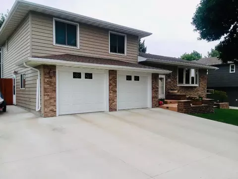 212 Edmonton Dr, Bismarck, ND 58503 photo 3