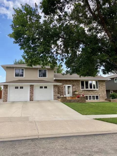 212 Edmonton Dr, Bismarck, ND 58503 photo 2