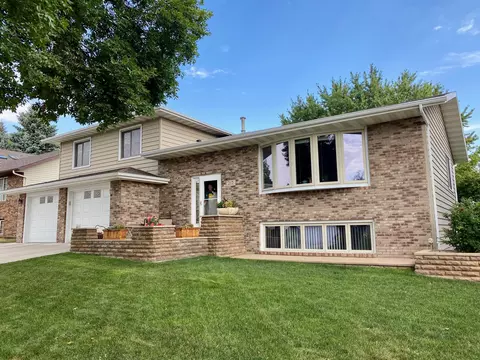 212 Edmonton Dr, Bismarck, ND 58503 photo 1