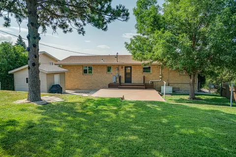 908 3rd St NW, Mandan, ND 58554 photo 2