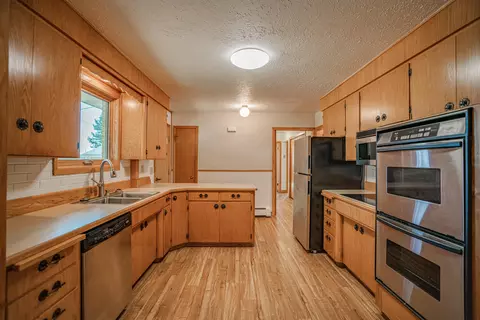 908 3rd St NW, Mandan, ND 58554 photo 4