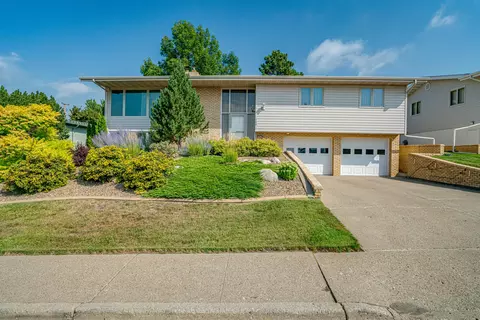 908 3rd St NW, Mandan, ND 58554 photo 1