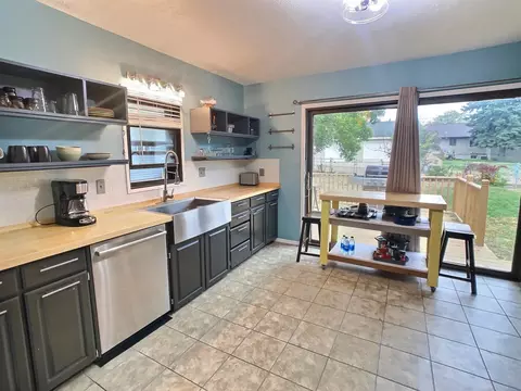 1213 3 St, Bismarck, ND 58501 photo 2