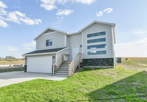 601 Cobblestone Loop SW, Mandan, ND 58554 photo 1