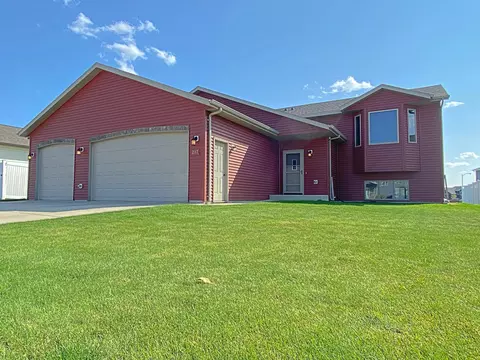 217 Brandenburg Loop, Bismarck, ND 58504 photo 1