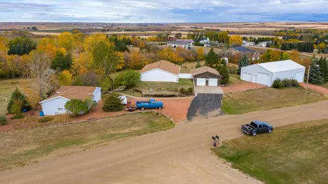 1824 Cottontail Dr, Beulah, ND 58523 photo 2