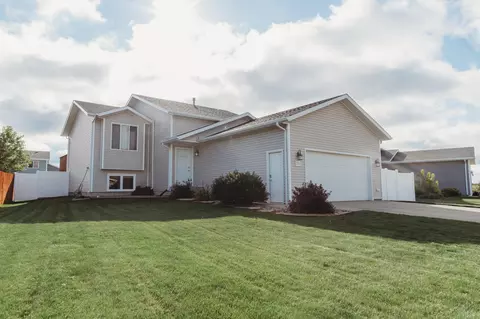 2900 Plainview Dr SE, Mandan, ND 58554 photo 1