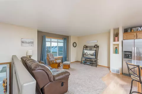 3008 Plainview Dr SE, Mandan, ND 58554 photo 4