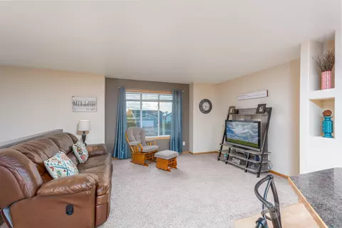 3008 Plainview Dr SE, Mandan, ND 58554 photo 3