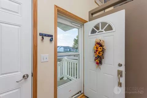 3008 Plainview Dr SE, Mandan, ND 58554 photo 2
