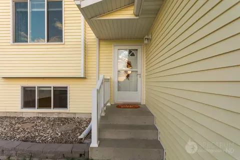3008 Plainview Dr SE, Mandan, ND 58554 photo 10