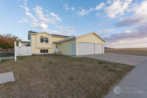 3008 Plainview Dr SE, Mandan, ND 58554 photo 1