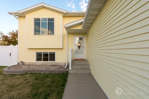 3008 Plainview Dr SE, Mandan, ND 58554 photo 6