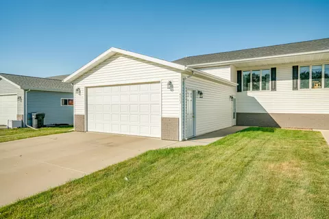 4513 30th Ave NW, Mandan, ND 58554 photo 1