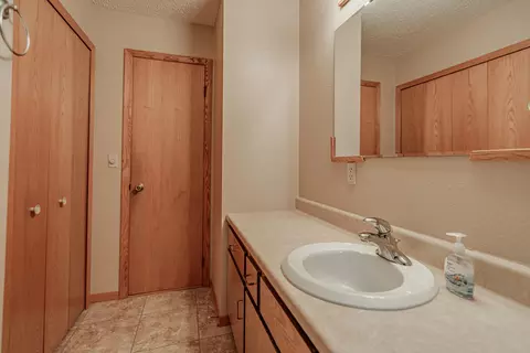 3216 Hackberry St, Bismarck, ND 58503 photo 27