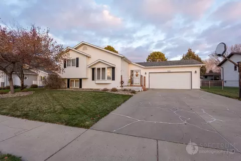 3121 Hampton St, Bismarck, ND 58504 photo 1