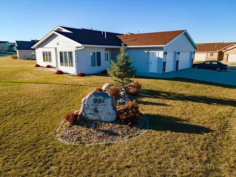 933 Baffin Loop, Bismarck, ND 58503 photo 1