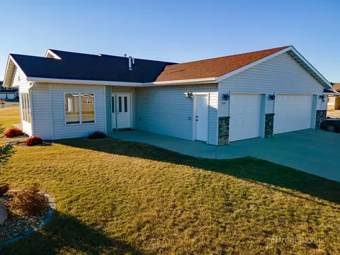 933 Baffin Loop, Bismarck, ND 58503 photo 2