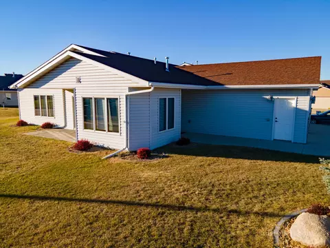 933 Baffin Loop, Bismarck, ND 58503 photo 3