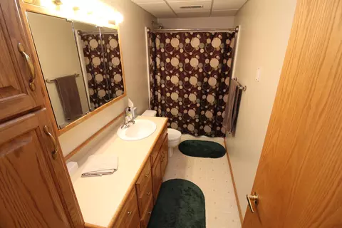 208 Munich Dr, Bismarck, ND 58504 photo 17