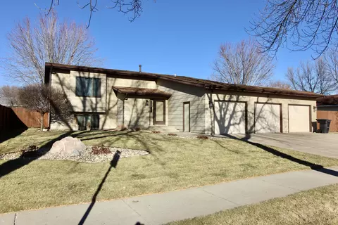 208 Munich Dr, Bismarck, ND 58504 photo 1