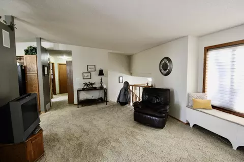 208 Munich Dr, Bismarck, ND 58504 photo 4