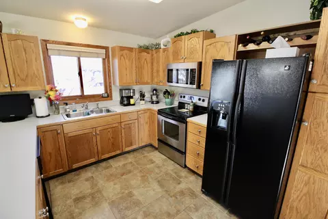 208 Munich Dr, Bismarck, ND 58504 photo 2