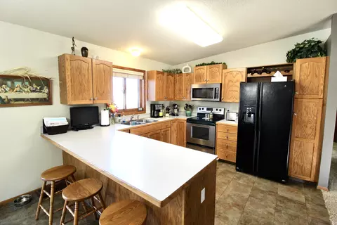 208 Munich Dr, Bismarck, ND 58504 photo 3