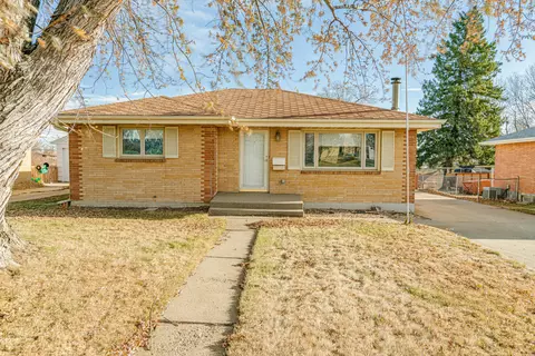 1808 Sunset Dr, Mandan, ND 58554 photo 1