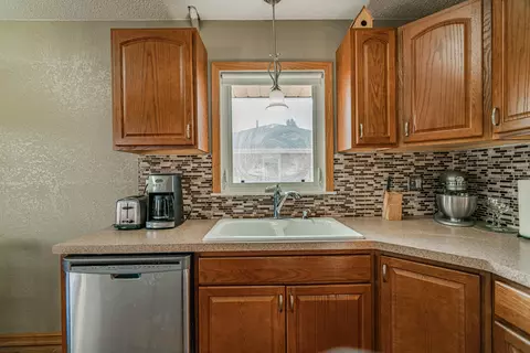 1808 Sunset Dr, Mandan, ND 58554 photo 9