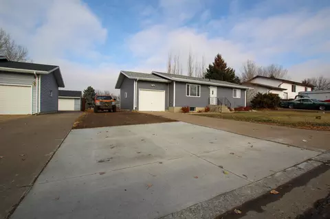 72 Custer Dr, Lincoln, ND 58504 photo 1
