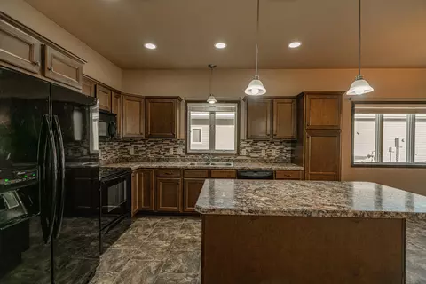 336 Lorrain Dr, Bismarck, ND 58503 photo 4