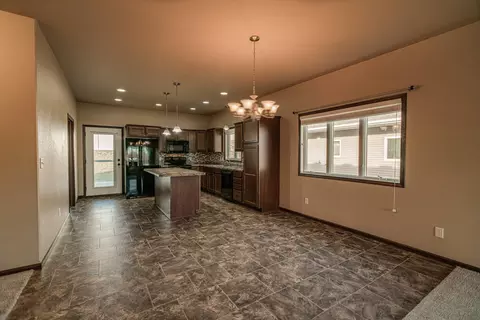 336 Lorrain Dr, Bismarck, ND 58503 photo 10
