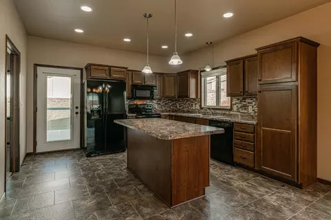 336 Lorrain Dr, Bismarck, ND 58503 photo 1