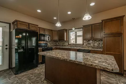 336 Lorrain Dr, Bismarck, ND 58503 photo 3