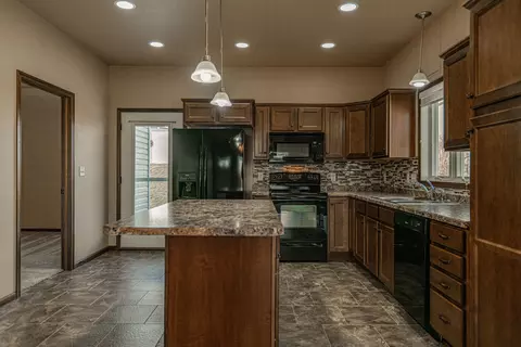 336 Lorrain Dr, Bismarck, ND 58503 photo 2