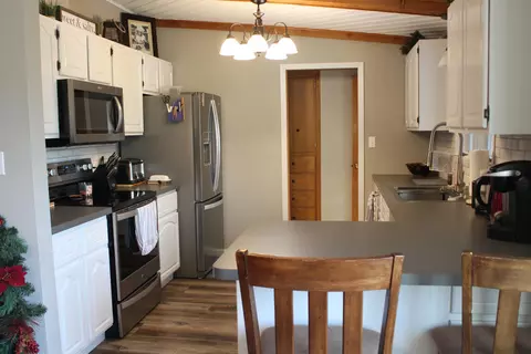 1319 Apache St, Bismarck, ND 58501 photo 2