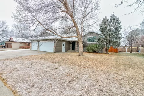 206 Stuttgart Dr, Bismarck, ND 58504 photo 3