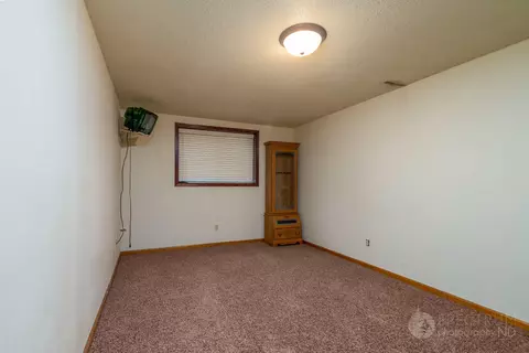 206 Stuttgart Dr, Bismarck, ND 58504 photo 37